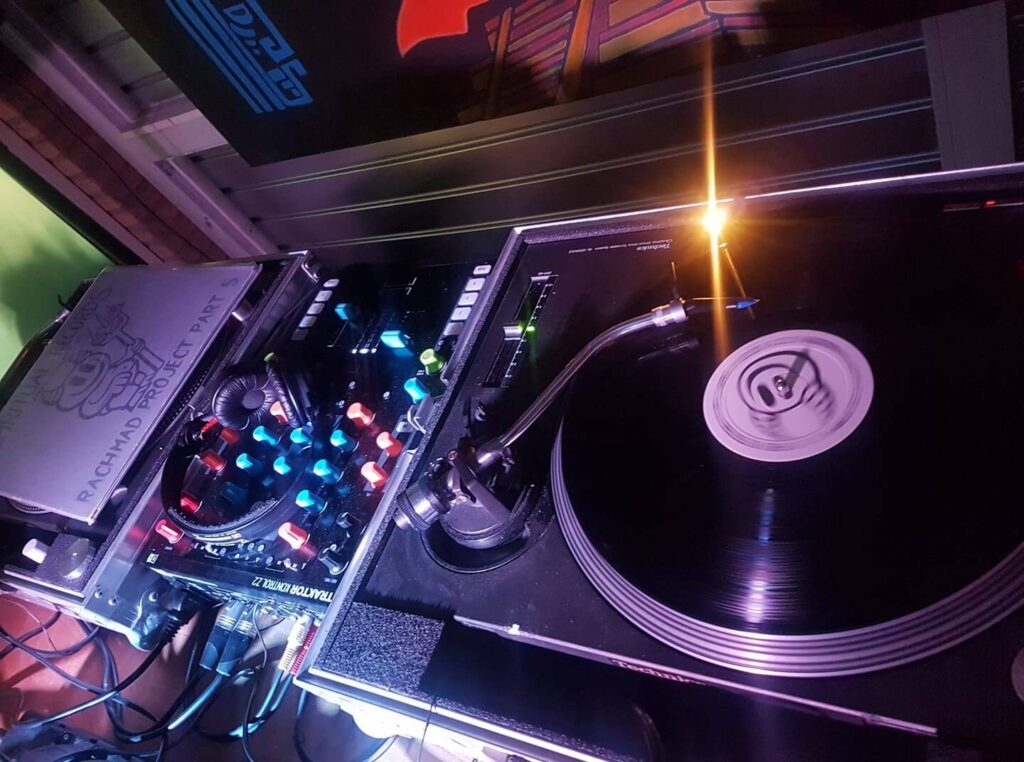 een nineties trance dj met vinyl boeken voor je verjaardagsfeest